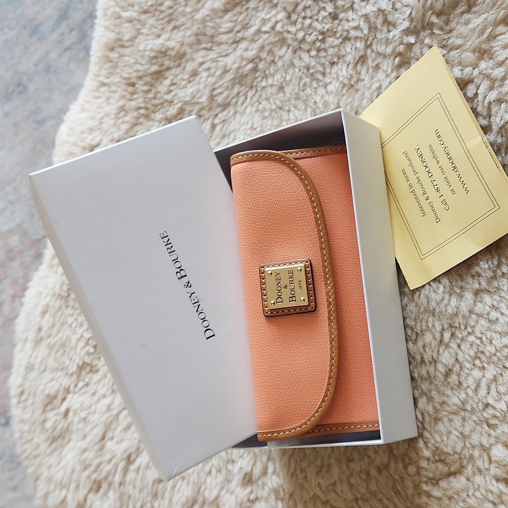 NWT IOB Dooney & Bourke Peach Leather Tri-Fold Flap Long Wallet 🧡🍑